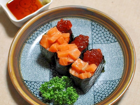 筋子とサーモンの軍艦巻き